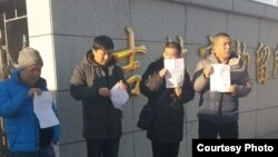 四名吉林市退伍军人获释后在拘留所外会合。(当事人供图)