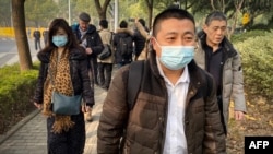 中国公民记者张展的代理律师任全牛抵达上海浦东新区法院。(2020年12月28日)