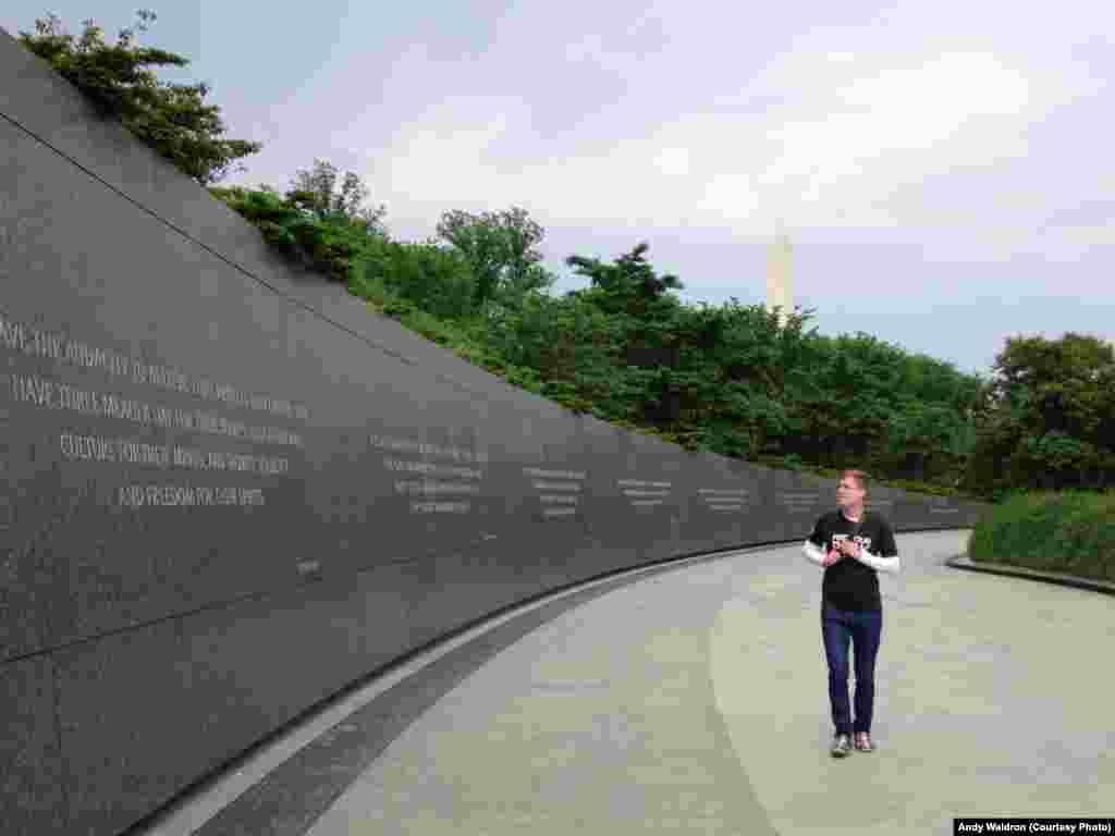 国际旅行家Mikah Meyer走在华盛顿的马丁·路德·金纪念园(2016年5月10日)。马丁路德金纪念园占地1.5公顷,位于林肯纪念堂和杰斐逊纪念堂之间,与华盛顿纪念碑毗邻。30英尺高的雕像矗立在纪念园的核心位置。这是华盛顿市区最高的一座名人纪念雕像,显示金博士为推动民主和人权所立下的不朽功勋。