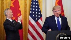 资料照片:美国总统特朗普在白宫美中第一阶段经贸协议签署仪式上讲话时中国副总理刘鹤鼓掌。(2020年1月15日)