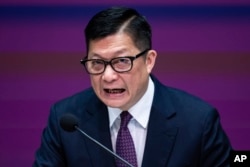 2024年1月30日香港保安局局长邓炳强在香港政府总部举行的新闻发布会上发表讲话 (美联社照片)