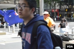 2024年11月16日,墨尔本市中心街头挥舞澳大利亚国旗的爱国人士 (美国之音/黄平)