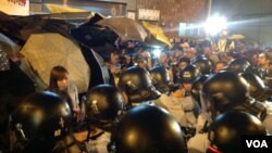 人大释法引发部分港人激烈抗议(美国之音海彦拍摄)