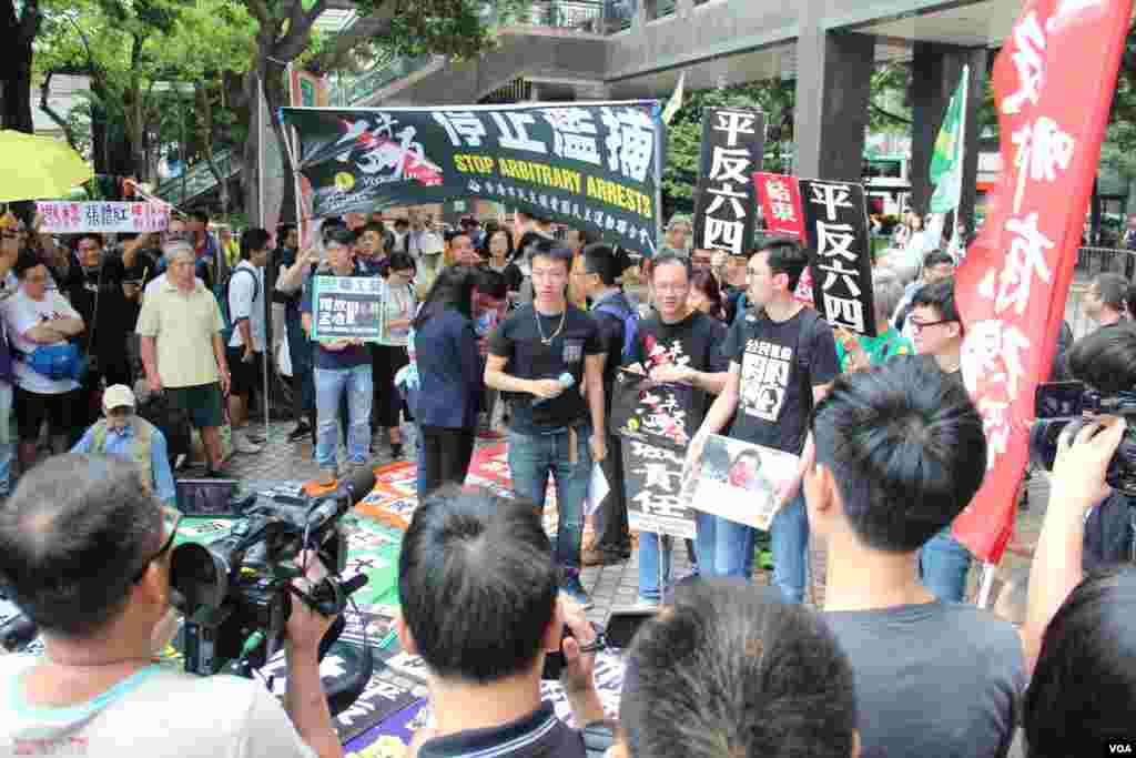 香港多个团体和政党游行示威要求张德江倾听港人民意(美国之音海彦拍摄)