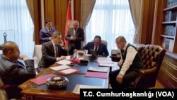 土耳其总统埃尔多安在电话上和美国总统川普交谈(2017年11月24日)