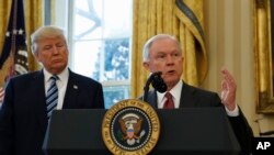 川普总统与司法部长塞申斯在白宫椭圆形办公室