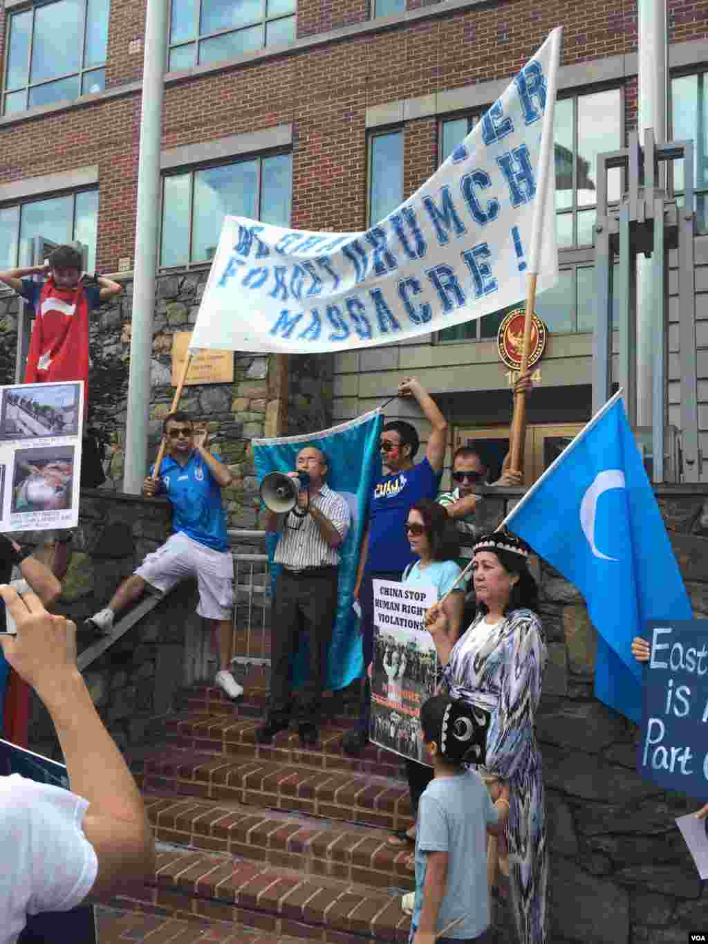 2015年7月12日维吾尔人和支持者在美国首都华盛顿街头游行并聚集在泰国驻美大使馆前抗议泰国把100余名维吾尔人强行递解回中国。(美国之音乌兹别克语组拍摄)  