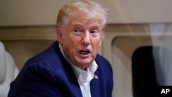 资料照片:前总统特朗普在参加了德克萨斯州韦科地区机场举行的集会后,在私人飞机上与记者交谈。 (2023年3月25日)