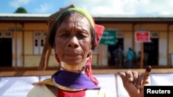 ၂၀၁၅ ရွေးကောက်ပွဲမှာ မဲပေးလာတဲ့ ပဒေါင် အမျိုးသမီးတဦး