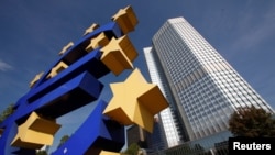 德国法兰克福欧洲央行大厦外的欧盟徽标 (资料照片)