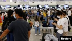 香港国际机场英国航空公司柜台前排满离港的乘客。(2021年6月30日)