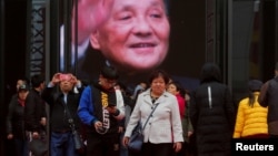 2018年11月14日,北京中国国家博物馆举办的中国改革开放40周年展览中,人们参观关于中国前领导人邓小平的内容。