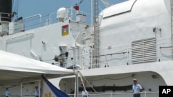 在移交式上,美国海岸警卫队员立正站在退役的巡逻船达拉斯号上。这艘武装船转交给菲律宾海军。 (2012年5月22日)