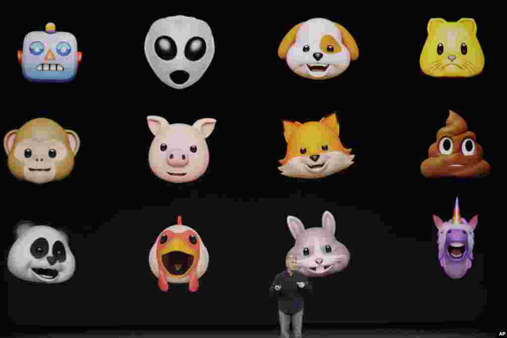 苹果公司全球营销高级副总裁Phil Schiller在加利福尼亚州的新苹果园区的史蒂夫·乔布斯剧院展示新的iPhone X的表情符号。