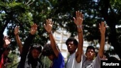 Di dân từ Mexico và Trung Mỹ cầu nguyện sau khi chấm dứt kiêng ăn để yêu cầu cải tổ luật di trú Mỹ.