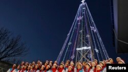 Tín đồ Cơ Đốc giáo hát thánh ca trước Cây Noel trên đỉnh Đài quan sát nằm về hướng nam khu phi quân sự phân chia 2 miền Nam, Bắc Triều Tiên, 21/12/10
