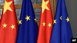 资料照片: 2019年12月17日布鲁塞尔欧洲大厦欧盟和中国国旗