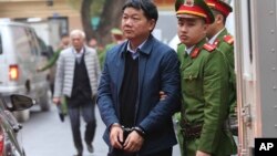 Ông Đinh La Thăng được dẫn giải tới tòa hôm 8/1.