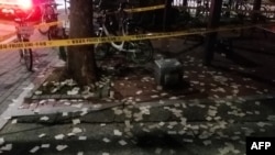 在首尔的一条街道上,有一些不明物体,据信是穿越朝韩边境的气球上的朝鲜垃圾。(韩国国防部提供的、拍摄于2024年6月9日)