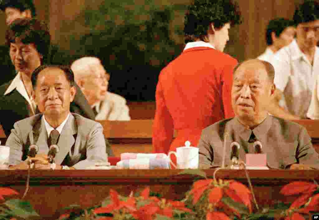 1985年9月3日在北京人民大会堂举行的纪念抗日战争和世界反法西斯战争胜利四十周年大会上,中共总书记胡耀邦和中国人大常委会委员长彭真。