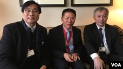 台湾关怀中国人权联盟理事长杨宪宏(图左戴眼镜者)、对话援助协会会长傅希秋(中间),台湾长老教会总会总干事林芳仲牧师(美国之音钟辰芳拍摄)