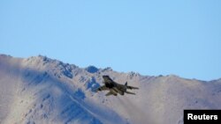 印度一架战斗机2020年9月9日在拉达克地区中印边境上空飞行(路透社)