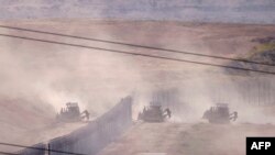 2023 年 10 月 29 日,在以色列南部与加沙地带边境拍摄的照片显示,以色列军队推土机越过边境进入加沙,当时以色列和巴勒斯坦激进组织哈马斯之间的战斗仍在继续。 (梅纳海姆·卡汉摄)