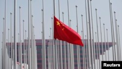 资料照:在上海世界博览会会场上升期的中国国旗。(2010年4月30日)