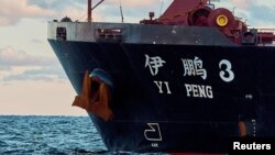 资料照:下锚停留在卡特加特海峡的中国散货轮“伊鹏3号”。(2024年11月20日)