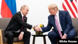 资料照片:美国总统特朗普2019年6月28日在日本大阪举行的二十国集团(G20)峰会上与俄罗斯总统普京举行双边会谈。