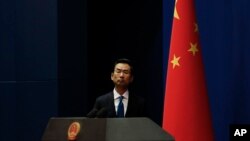 中国外交部发言人耿爽在北京的例行记者会上。(2019年11月28日)