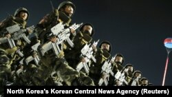 资料照:朝鲜士兵在平壤参加纪念朝鲜战争停战70周年阅兵式。(2023年7月27日)