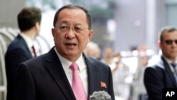 朝鲜外务相李勇浩在纽约对记者讲话。 (2017年9月25日)