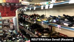 加州南部地区星期五地震后,里奇克莱斯特(Ridgecrest)镇损失严重。图为一个市场中受损的葡萄酒(7月6日)。