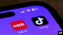 随着对中国短视频应用TikTok“不卖就禁”的期限迫在眉睫,美国TikTok用户涌入了另一个中国社交媒体平台小红书。(美联社:2025年1月15日)