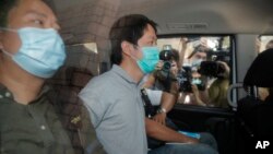 香港民主派议员许智峰(右)被警察逮捕。(2020年8月16日)