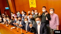 19名香港民主派立法会议员11月9日宣布,中国人大常委会通过有关DQ民主派议员的决定,他们会”义无反顾”集体总辞。 15名民主派议员11月12日递交辞职信。 (美国之音/汤惠芸)