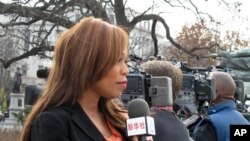 Somali children look at a Transitional Federal Government (TFG) soldier carrying a belt of machine gun ammunition during patrol along the Indian Ocean coastline in Burgabo, south of Kismayu in Somalia December 14, 2011. REUTERS/Noor Khamis (KENYA - Tags:
