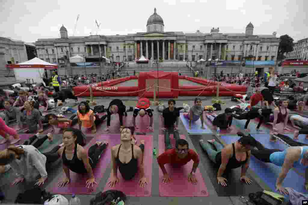 国际瑜伽日之后不久,伦敦的特拉法加广场上举行的加拿大建国150周年庆典开始时,人们参加瑜伽课(2017年7月1日)。