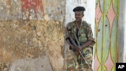 图为激进组织青年党撤离索马里首都摩加迪沙之后,索马里政府军士兵8月6日予以接管