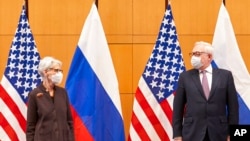 美国副国务卿谢尔曼与俄罗斯副外长里亚布科夫在日内瓦参加安全会谈。(2022年1月10日)