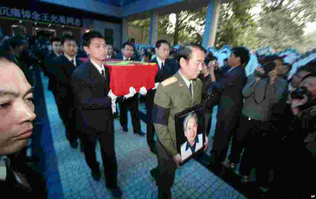 在刘少奇夫人王光美的葬礼上,刘少奇的儿子刘源将军抱着母亲的遗像(2006年10月21日), 刘源在1999年评价刘少奇时承认:“不管有多少客观原因,他身为国家主席,没有能阻止国家陷入大灾难;作为党的最高领导,没能制止党受到大破坏; 作为人民信任的领袖,没能保护人民免受巨大的损失。算不算一种失职呢?我想,这是不能以‘维护党的统一’,或为了党和革命的利益‘委曲求全’来解释的。”