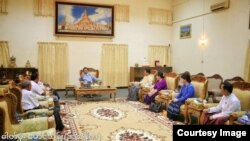 ရှစ်လေးလုံး သမိုင်းပြတိုက်ဖြစ်မြောက်
ရေးအတွက်သာသနာရေးနှင့်ယဉ်ကျေးမှုဝန်ကြီးဌာန
ပြည်ထောင်စုဝန်ကြီး သူရဦးအောင်ကို
အပါအဝင် တာဝန်ရှိသူများ နဲ့ ရှစ်လေးလုံးပြတိုက်
ကော်မတီဝင်များ အလွတ်သဘောတွေ့ဆုံဆွေးနွေး (ဓါတ်ပုံ - မောင်သိန်း (ဒဿနိက)