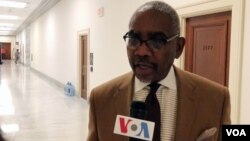 资料照片:众议员米克斯在国会接受美国之音记者采访(2020年2月4日)