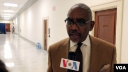 资料照片:众议院外交委员会主席、民主党籍众议员米克斯在国会接受美国之音的采访(2020年2月4日)