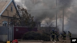 在乌克兰康斯坦丁尼夫卡的居民区,在俄罗斯炮击之后,救援人员开始灭火。(2023年3月10日)