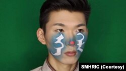 一名蒙古年轻人在脸上涂上蒙文“母语”连个字,抗议政府用汉语取代蒙文的教学计划。