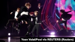 资料照:韩国偶像团体防弹少年团BTS在演出。(2018年10月14日)