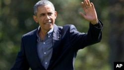 美国总统奥巴马走在白宫南草坪上 (2015年9月7日)