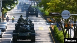 在台湾军队举行军演期间,国军士兵驾驶美制M60主战坦克行驶在台中市街道上。(2020年11月3日)